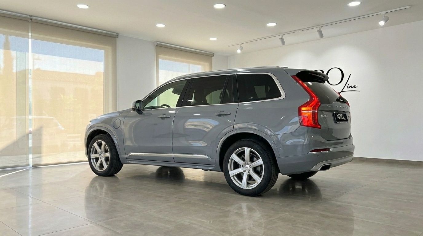 Le Volvo XC90 2023 gris brillant est garé dans un showroom, photographié sous un angle arrière trois quarts à Marbella.