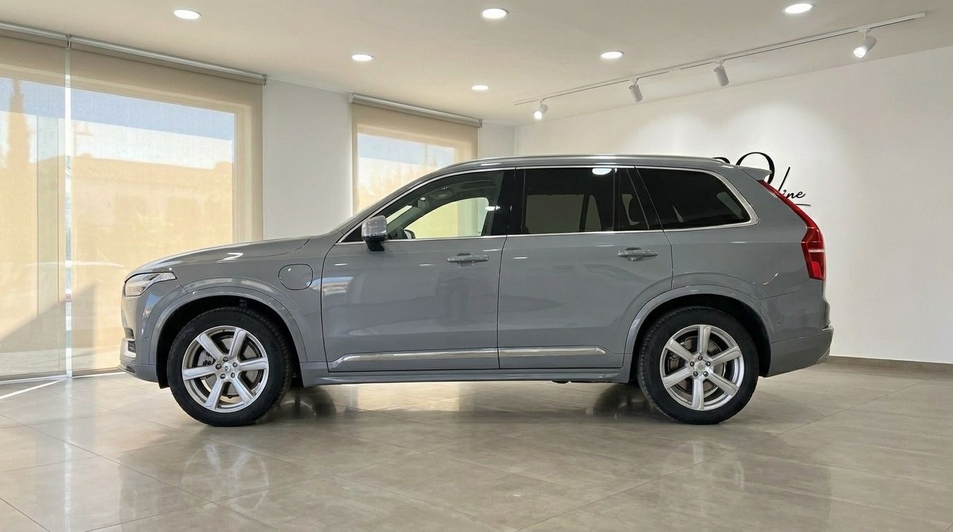 Le SUV Volvo XC90 2023 gris brillant est garé à l'intérieur, présentant son élégant profil latéral à Marbella.