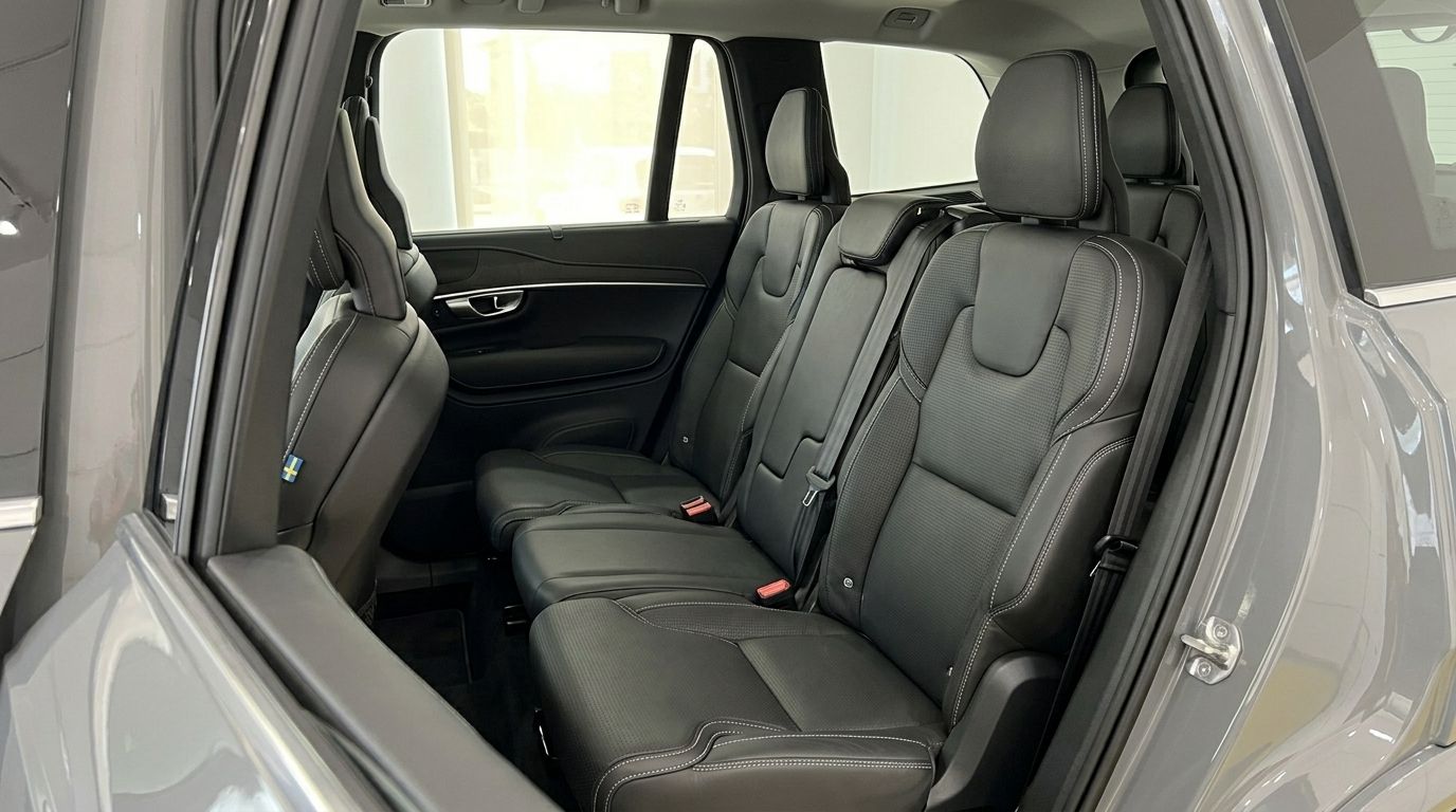 Les luxueux sièges arrière en cuir noir et l'intérieur du Volvo XC90, disponible à la location à Marbella.