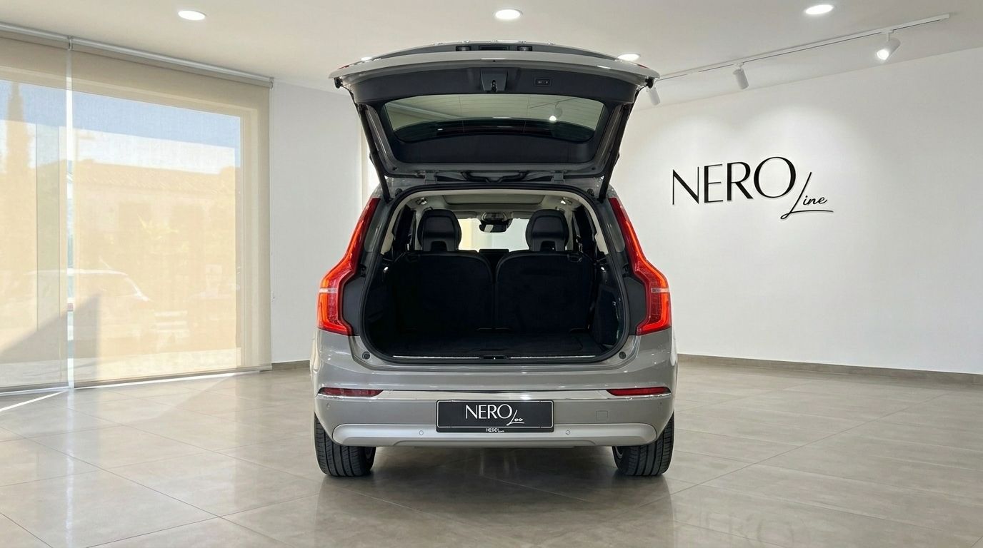 La vue arrière du Volvo XC90 gris à Marbella, présentant son coffre ouvert spacieux et sa zone de chargement.